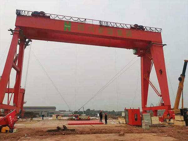 <strong>江西上饶两台50吨龙门吊抬</strong>